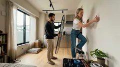 何もない壁が部屋を“仮住まい感”にする——予算を抑えて印象を変える5つの壁インテリア