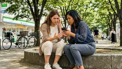 部屋が急に広く見える、手が大きく感じる…AIWS(アリス・イン・ワンダーランド症候群)の見え方と受診の目安