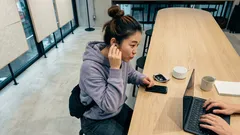 咀嚼音やタイピング音が胸をざわつかせるとき――ミソフォニアと聴覚過敏を見分けるヒント