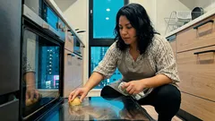 酢でも重曹でもない。生のジャガイモ半分でオーブン扉ガラスの油膜をやさしく落とす