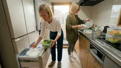 保存容器に紙を1枚入れるだけで、冷蔵庫の“結露”が味方になる保存術