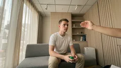 『ハンナ・モンタナ』が再び動く――マイリー・サイラスが語った「早すぎる名声」の影とEMDR