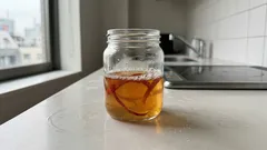 さようなら、台所のコバエ：リンゴの皮と酢で作る“小さな罠”と再発を防ぐ掃除