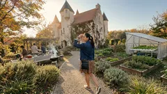 ルート2の先でふいに現れる“小さな城”――エスタンシア「La Raquel」で味わう日帰りの庭園とごちそう