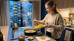 カリカリのじゃがいも、とろり卵を同時に：フライパンで作るレブエルト・グラマホの段取り