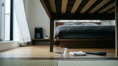 ベッドの下に酢を置くとどうなる？寝室のこもり臭対策、効く範囲と注意点