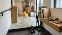 玄関でふと伝わる「受け継がれた豊かさ」——値段より“使い方”に表れる6つのサイン