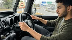 アメリカの道路にある黄色い飛行機マーク：空港が近い合図と、慌てないための注意ポイント