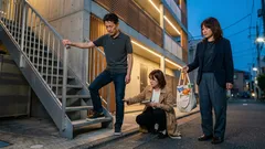 階段で膝がズキッ…その関節痛、年齢のせいだけ?原因の見分け方と負担を減らすコツ・受診の目安