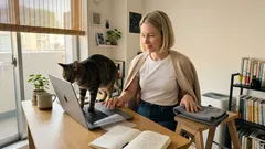 ノートPCを開くとなぜ猫が来る?温かさと安心に隠れた理由、やさしい対処法
