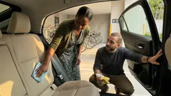 レザーシートの黒ずみは意外と戻る：白い固形石けんで落として、最後に守る手順