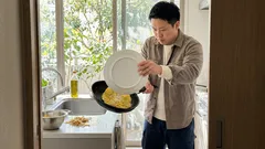 薄切りじゃがいもを低温で火入れ：仕上げの卵黄で“とろり”トルティージャに近づける