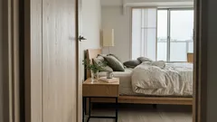 寝室にルーの小枝を置く人がいるのはなぜ？風水で整える「置き場所」と「扱い方」