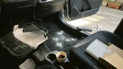 車内のこもったニオイを軽くする方法:重曹と湿気対策で「戻り臭」を防ぐ