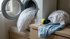 枕カバーだけで安心?素材別「枕本体」の洗い方と、ダニを増やさない洗濯頻度