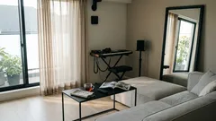 人気クンビア歌手エル・ポラコ＆バルビー・シレンシの豪邸ルームツアー：5つの寝室から音楽スタジオまで、“暮らしの舞台裏”に学ぶ心地よさ