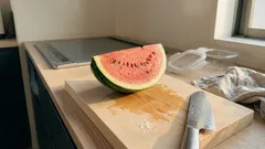 スイカは太る？数字で見えてくる「夜の適量」と上手な楽しみ方