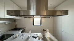 指紋とくすみが気になるレンジフードに――ベビーオイルでツヤを長持ちさせるひと工夫