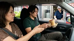 なぜ約5,000万ドルの賠償に？ドライブスルー事故で注目された「受け渡し」