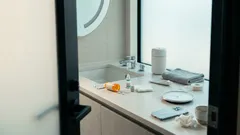 朝、鏡で「片側だけ笑えない」と気づいたら——ベル麻痺のサインと医療現場の判断、回復の見通し